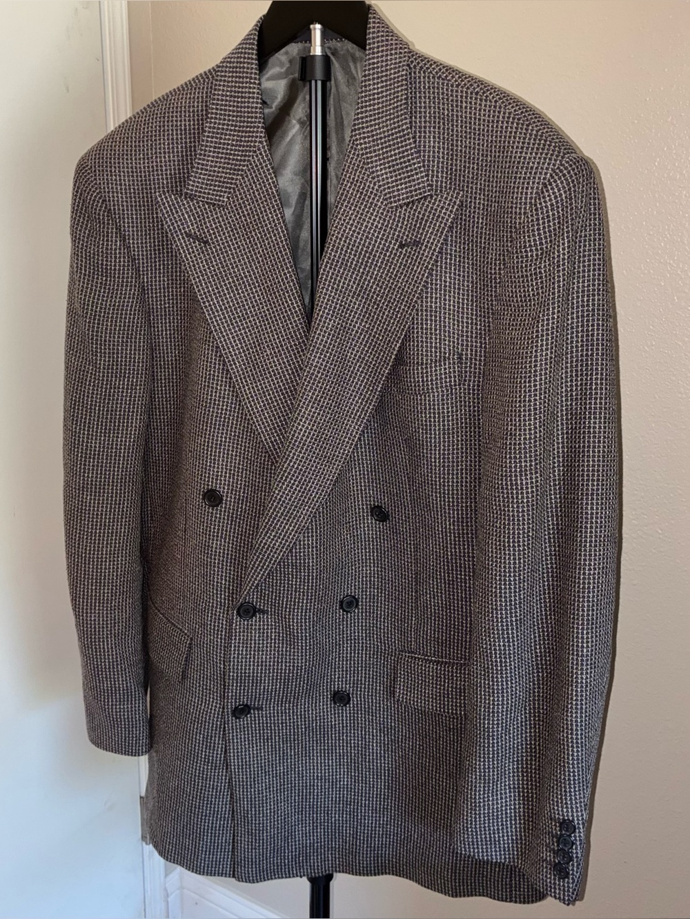 Neiman Marcus Men's Double-Breasted Houndstooth Blazer in Gray